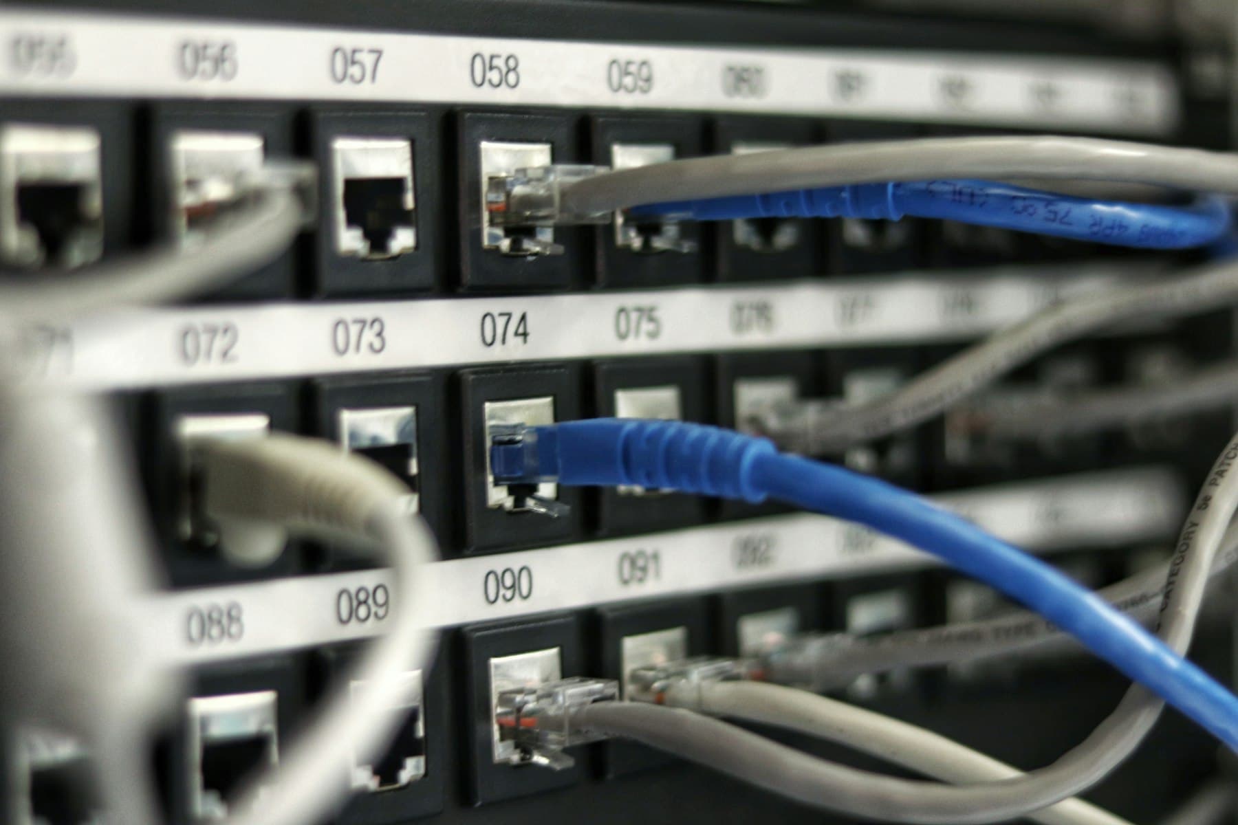 Patchpanel mit Ethernet-Kabeln – CCNA-Kurs Netzwerkgrundlagen (Cisco 200-301)