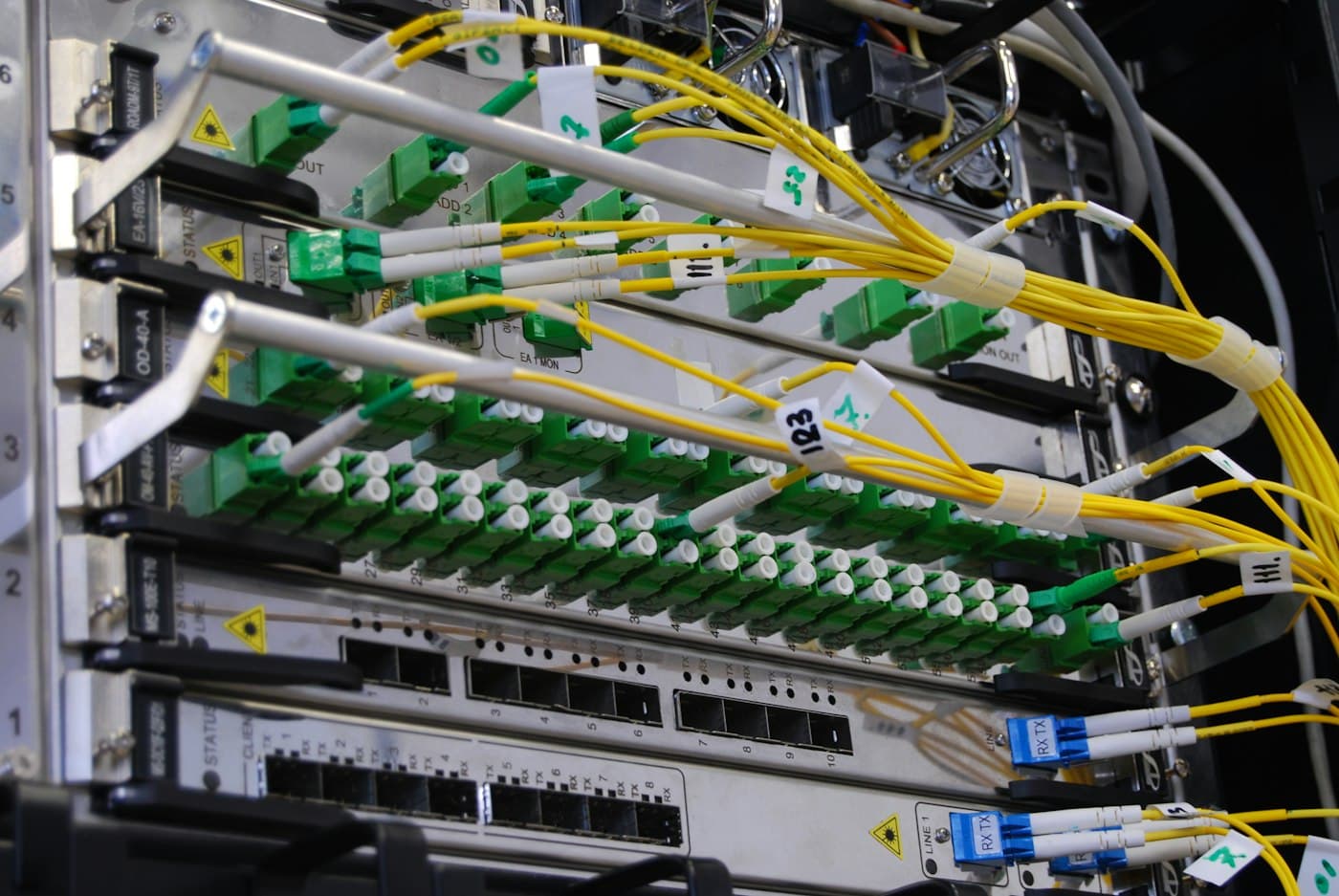 Netzwerk-Switch mit Glasfaserkabeln im Server-Rack – Cisco-Netzwerkinfrastruktur