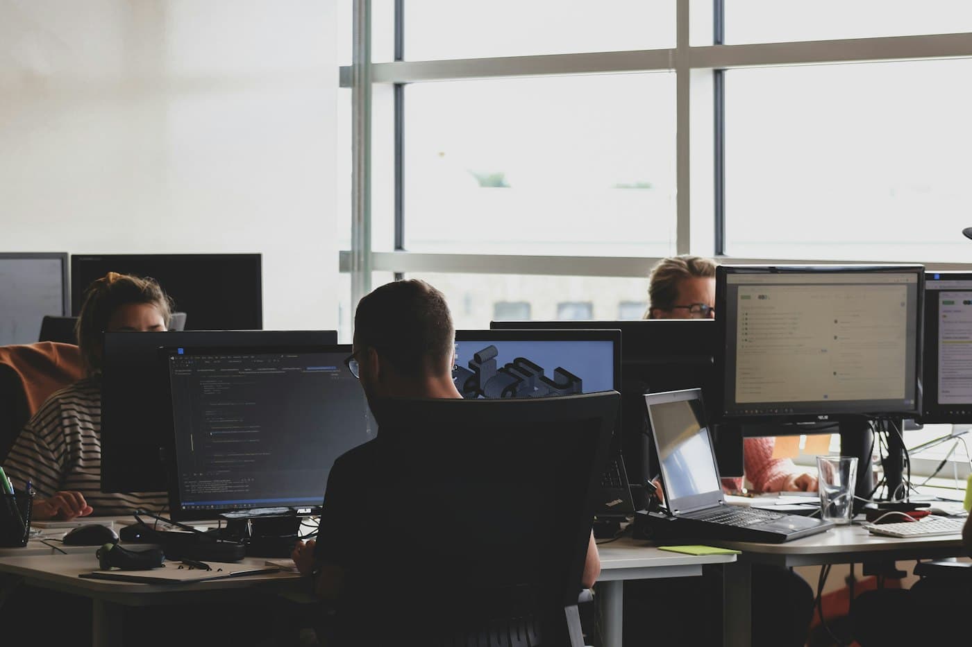 Büro mit IT-Arbeitsplätzen – IT-Asset-Management und Hardware-Lebenszyklus