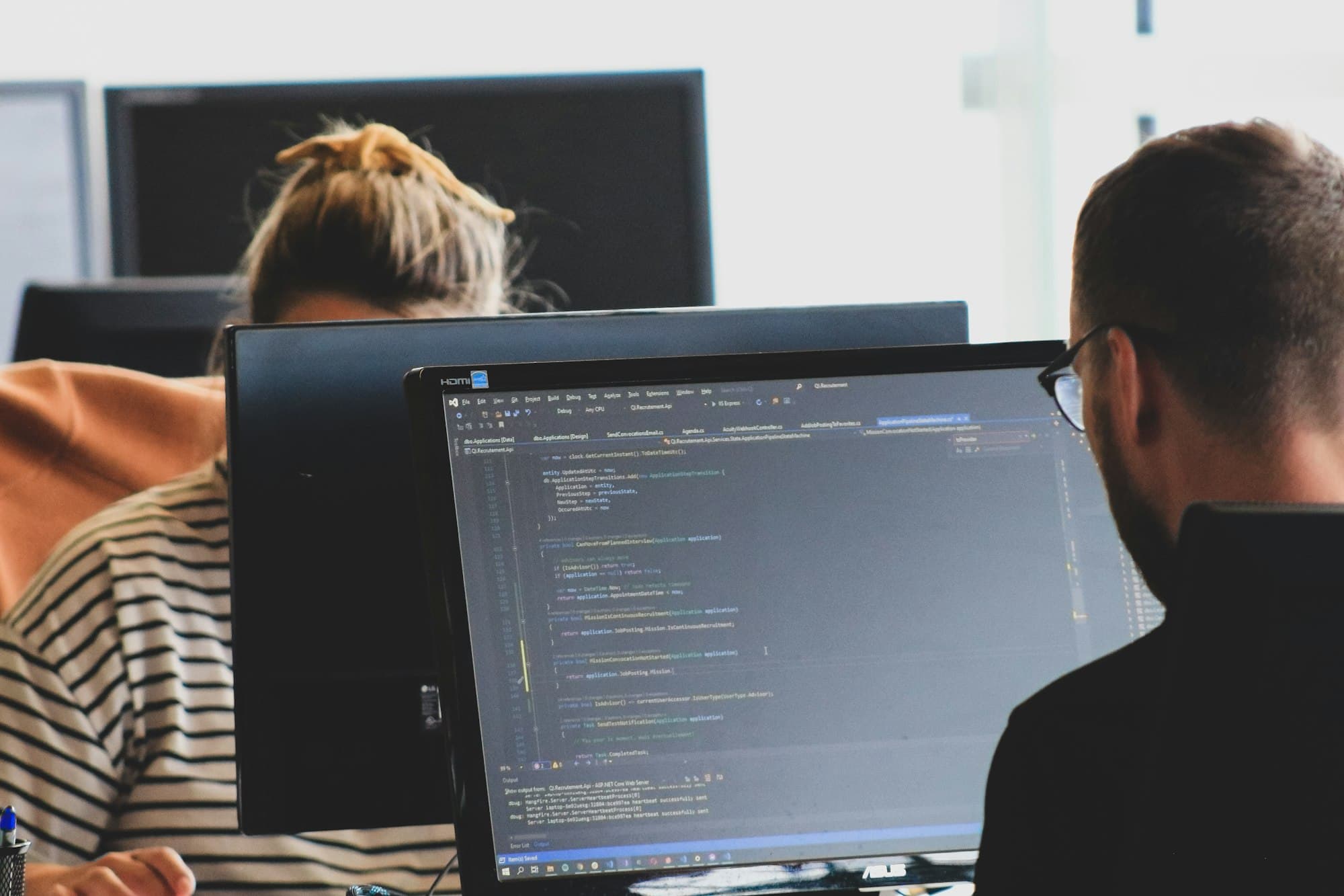 IT-Fachleute arbeiten an Monitoren – Daily Tech, der IT-Blog zu IT-Support, Netzwerk und Cloud