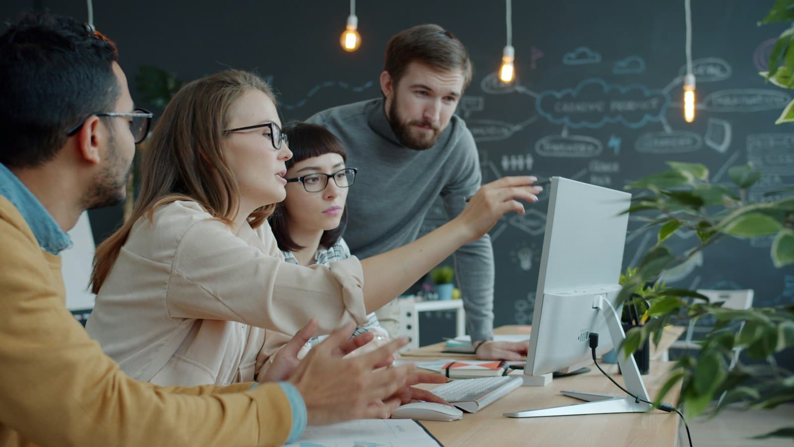 IT-Support-Team bespricht eine Lösung am Computer – Service Desk und Anwenderbetreuung