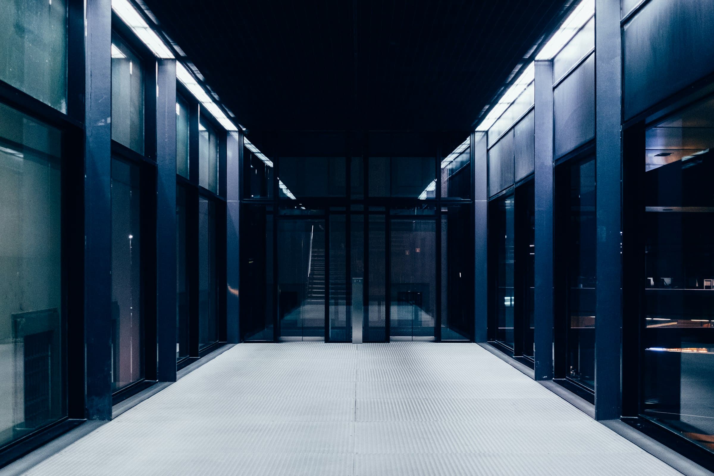 Moderner Serverraum im Rechenzentrum – IT-Infrastruktur, Virtualisierung und Netzwerkbetrieb