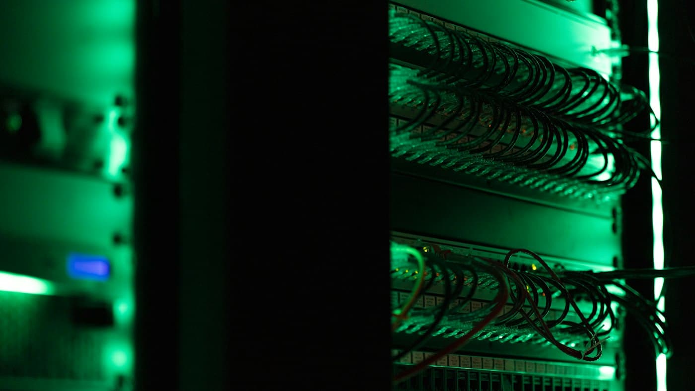 Server-Rack mit Verkabelung – VMware-Virtualisierung und Active-Directory-Administration